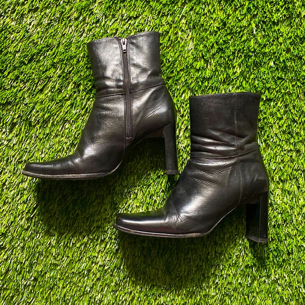 Zara black leather. Squared toed. Bought them in Spain.  39 but are 38.5 US.